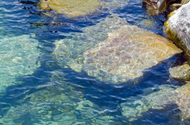 üstün gölün kıyısında