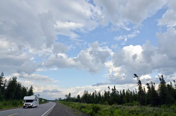 Rodovia TransCanada ao longo da costa do Lago Superior — Fotografia de Stock