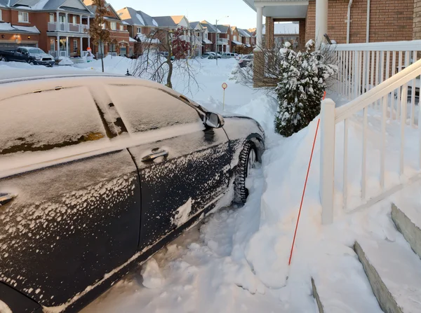 Auto dopo tempesta di neve — Foto Stock