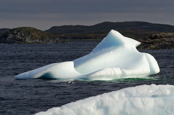 Iceberg blanco brillante Fotos De Stock Sin Royalties Gratis