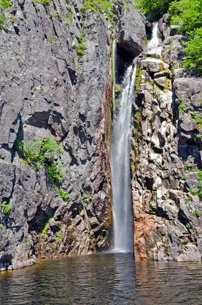 Eau en cascade sur les rochers — Photo