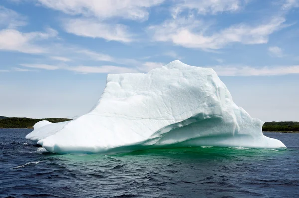 Strahlend weißer Eisberg — Stockfoto