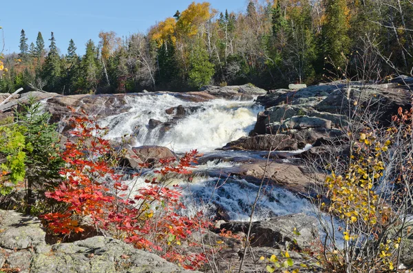 Eau en cascade sur les rochers — Photo