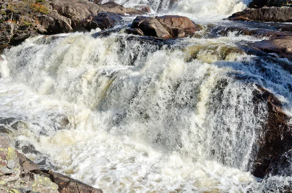 Agua en cascada sobre rocas — Foto de Stock