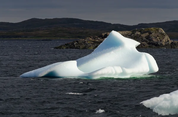 Strahlend weißer Eisberg lizenzfreie Stockfotos