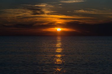 Güzel Superior Gölü 'nün yüzeyinde gün batımı