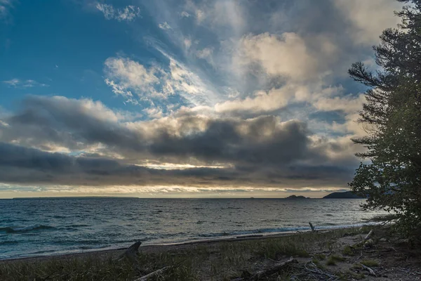 Закат Над Поверхностью Прекрасного Верхнего Озера — стоковое фото