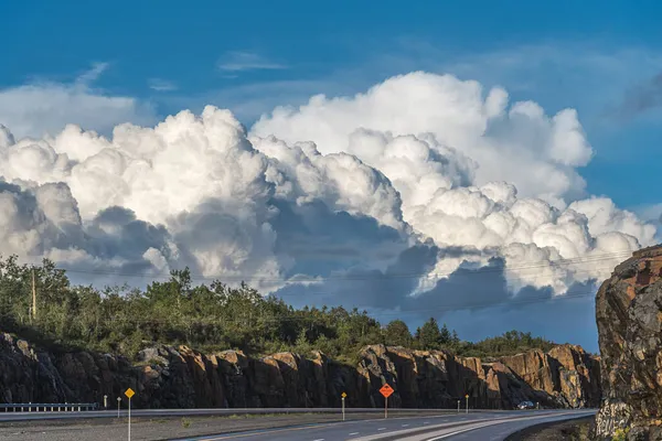 トランス カナダ ハイウェイの上の青い空に輝く白い雲と灰色の雲 — ストック写真