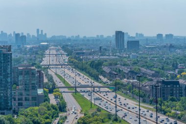 Toronto, Kanada 'da Ontario Gölü kıyısında bir şehir manzarası ve otoyol.