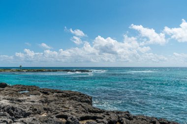 Meksika 'daki tropikal kıyı şeridinde Karayip deniz dalgaları