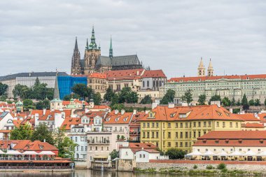 Prag manzarası. Yazın Mala Strana ve Vltava nehri