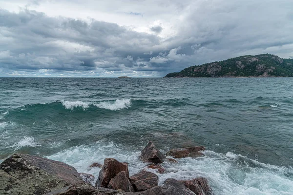 スーペリアレイクパークの岩の多い海岸でサーフ カナダ — ストック写真
