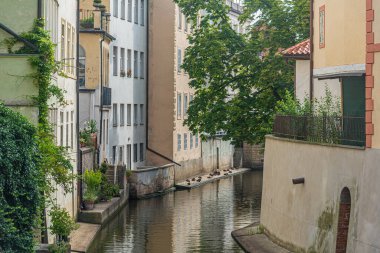 Prag 'da yaz mevsiminde su kanalı ve binaların manzarası