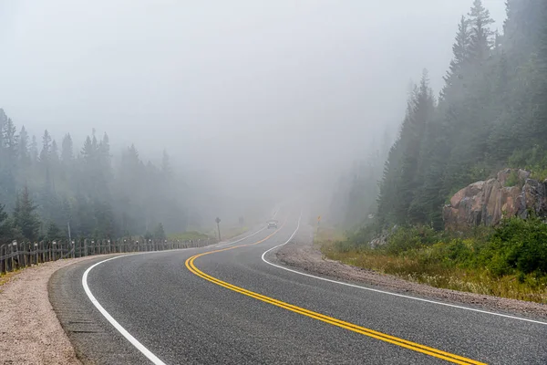 Сильний Туман Лісистих Пагорбах Біля Озера Верхнього Канада — стокове фото