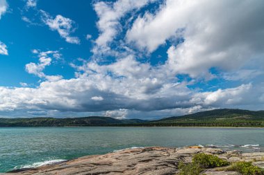 Mavi bulutlu gökyüzünün altında, Superior Gölü 'nde Rocky Promontory. Kanada