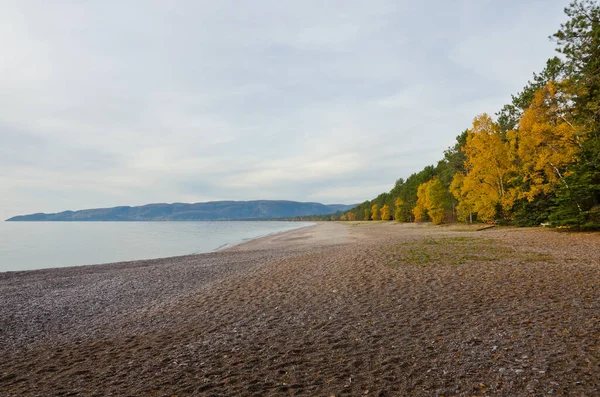 カナダオンタリオ州の秋の時間に優れた湖 — ストック写真