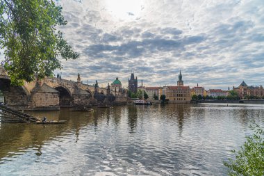 Prag manzarası. Yazın Mala Strana ve Vltava nehri