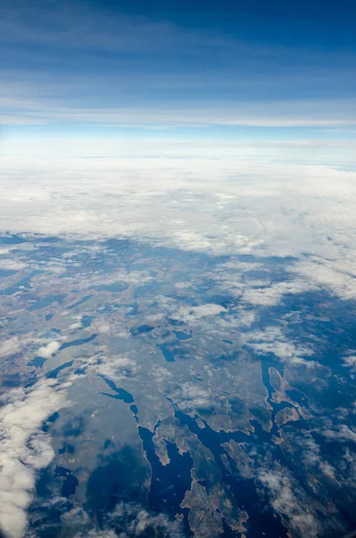 Asa Avião Nuvens Brancas Céu Azul Terra — Fotografia de Stock