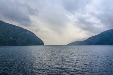 Hava bulutluyken fiyort sonbahar manzarası. (Norveç)