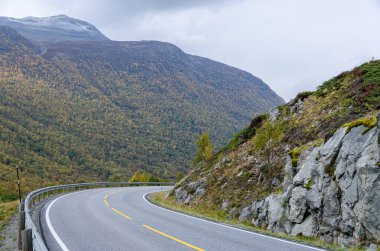 Norveç 'te sonbahar zamanı dağ ve dağlık arazi