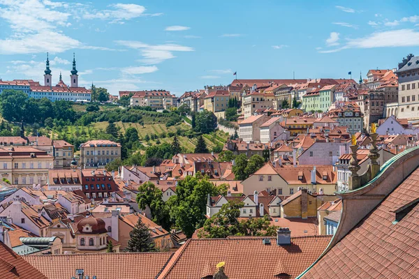 Praag Stad Huis Rood Betegelde Dak Uitzicht — Stockfoto