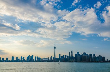 Toronto silueti gün batımında Ontario Gölü üzerinde