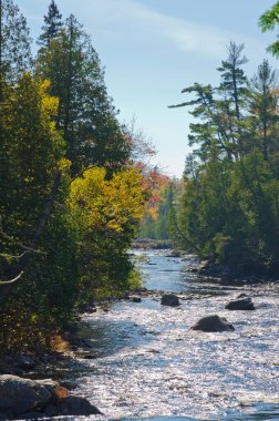 Superior Gölü İl Parkı, Kanada 'daki kayaların üzerinde çağlayan su.