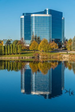 Sonbaharda göletin yanında iş binası. Markham, Kanada