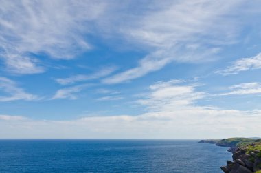Güneşli bir günde Newfoundland, Kanada kıyıları