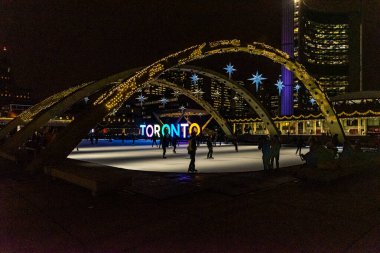 Nathan Phillips Meydanı. Kış zamanı geceleri. Toronto
