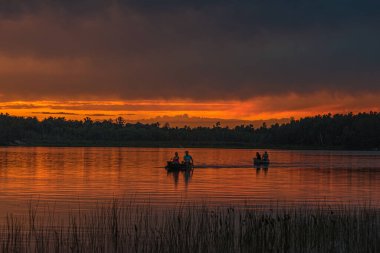 Grundy Lake Park, Kanada 'da orman gölü üzerinde gün batımı
