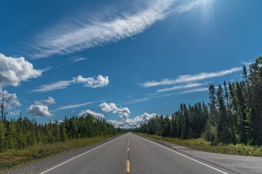 Trans Canada karayolu Superior Gölü kıyısına yakın
