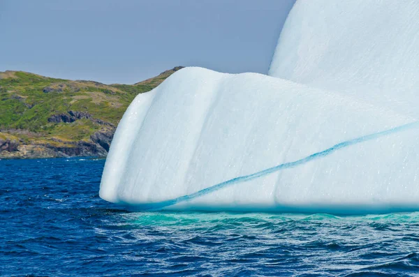 Iceberg Blanco Brillante Sobre Fondo Roca Agua Oscura — Foto de Stock