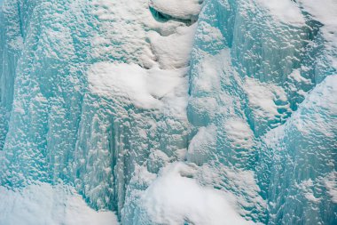 Banff Park, Alberta, Kanada 'daki Johnston Şelalesine giden yol