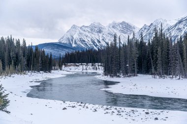 Banff Park 'ın kışın Trans Canada Otoyolu' ndaki manzarası