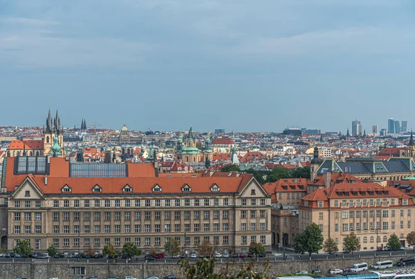 Prag Şehir Merkezi Kırmızı Kiremitli Çatı Manzaralı — Stok fotoğraf
