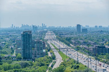 Toronto, Kanada 'da Ontario Gölü kıyısında bir şehir manzarası ve otoyol.