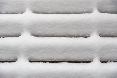 Kar yüzeyinde gölge ve desen.