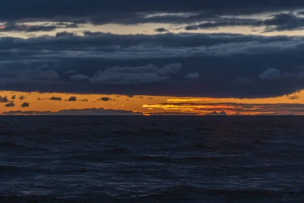 カナダ スペリオル湖の水の上のカラフルな夕日 — ストック写真