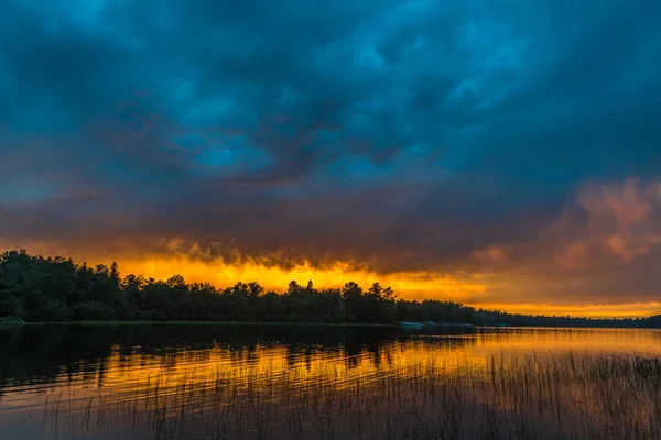 Pôr Sol Acima Lago Floresta Parque Grundy Lake Canadá — Fotografia de Stock