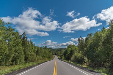 Trans Canada karayolu Superior Gölü kıyısına yakın