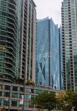 Toronto sokaklarındaki binalar bulutlu sonbahar gününde.