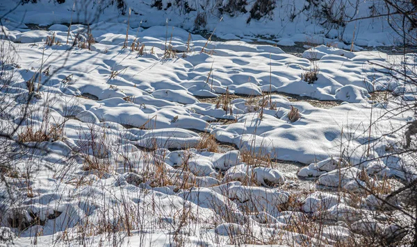 Pequeño Arroyo Bajo Nieve Soleado Día Invierno —  Fotos de Stock