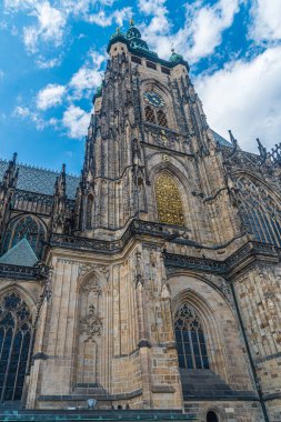 Prag kalesi ve tarihi binalar yaz mevsiminde