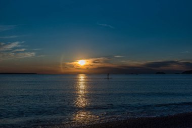 Güzel Superior Gölü 'nün yüzeyinde gün batımı