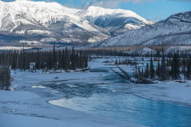 Jasper Park 'taki Kuzey Saskatchewan nehrinin kışın Pkwy' deki buz tarlaları manzarası