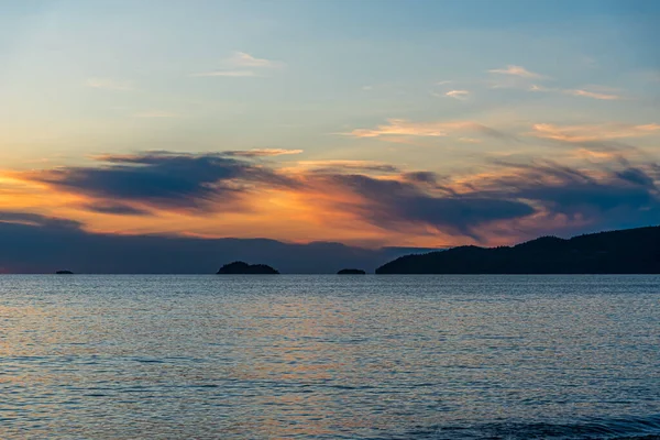 美しいスペリオル湖の表面に沈む夕日 — ストック写真