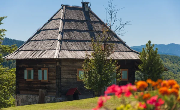 Rumah kayu pegunungan — Stok Foto