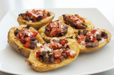 eti, kırmızı biber ve ekşi krema ile patates