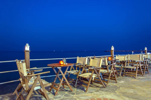 Caffè in riva al mare di notte — Foto Stock